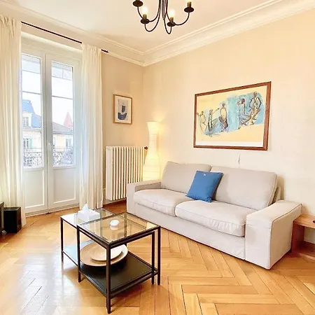 Bright, Classic And Elegant, Close To Train Station Apartment *