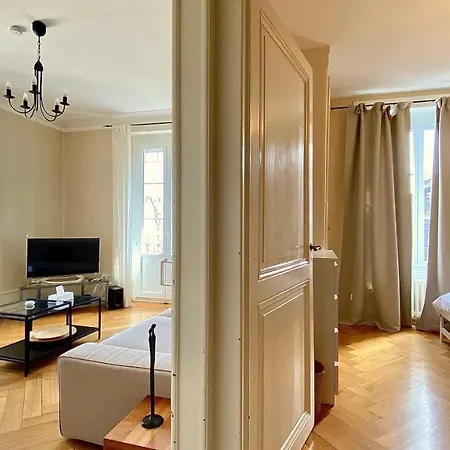 Bright, Classic And Elegant, Close To Train Station Apartment *