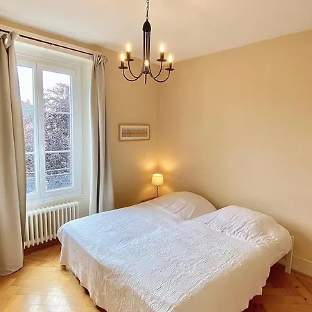 Bright, Classic And Elegant, Close To Train Station Apartment *