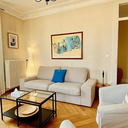 Apartment Bright, Classic And Elegant, Close To Train Station *