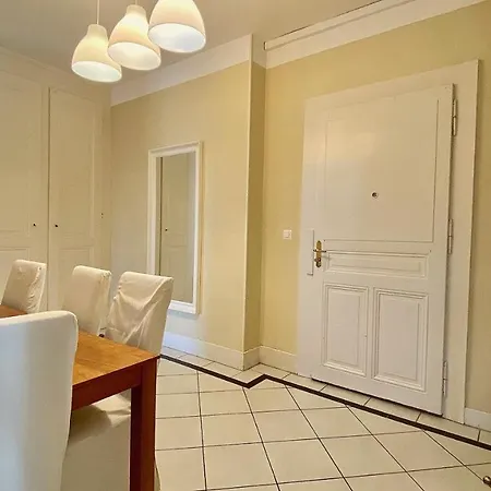 Apartment Bright, Classic And Elegant, Close To Train Station