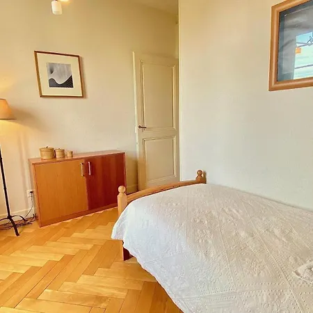 Apartment Bright, Classic And Elegant, Close To Train Station