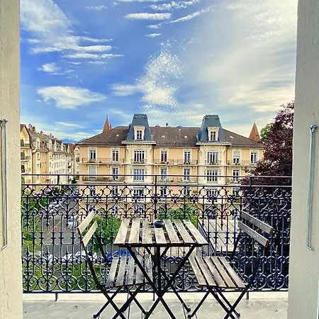 Bright, Classic And Elegant, Close To Train Station Apartment