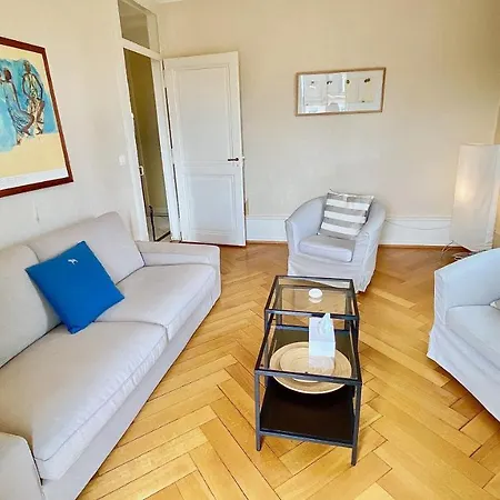 Apartment Bright, Classic And Elegant, Close To Train Station *