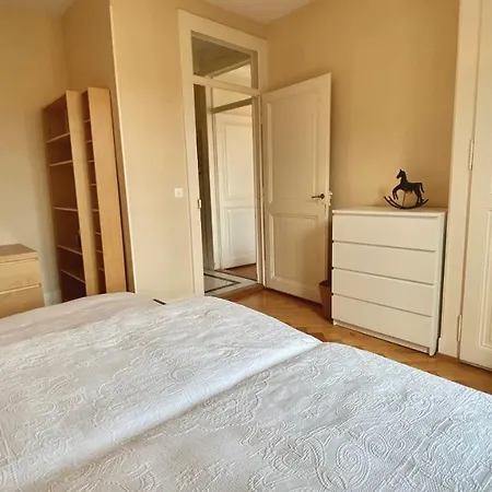 Bright, Classic And Elegant, Close To Train Station Apartment