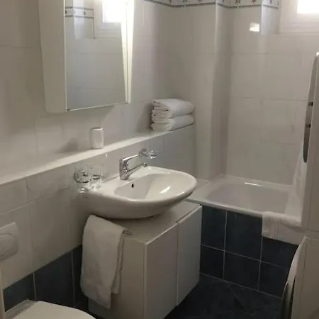 Apartment Bright, Classic And Elegant, Close To Train Station