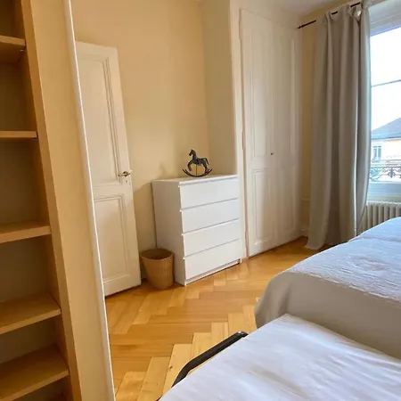 Bright, Classic And Elegant, Close To Train Station Apartment