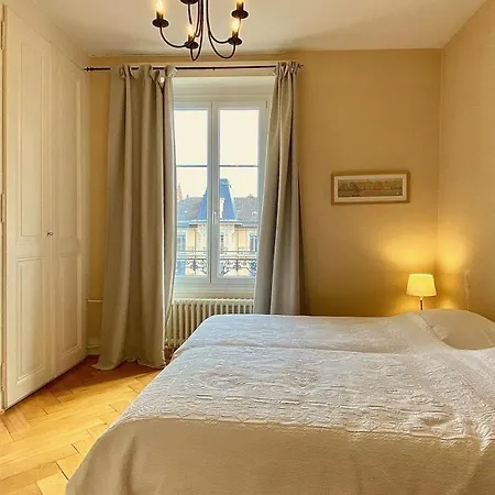 Bright, Classic And Elegant, Close To Train Station Apartment