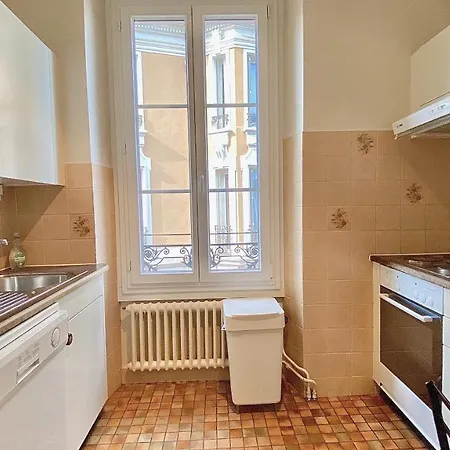 Bright, Classic And Elegant, Close To Train Station Apartment