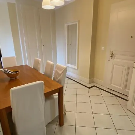 Bright, Classic And Elegant, Close To Train Station *